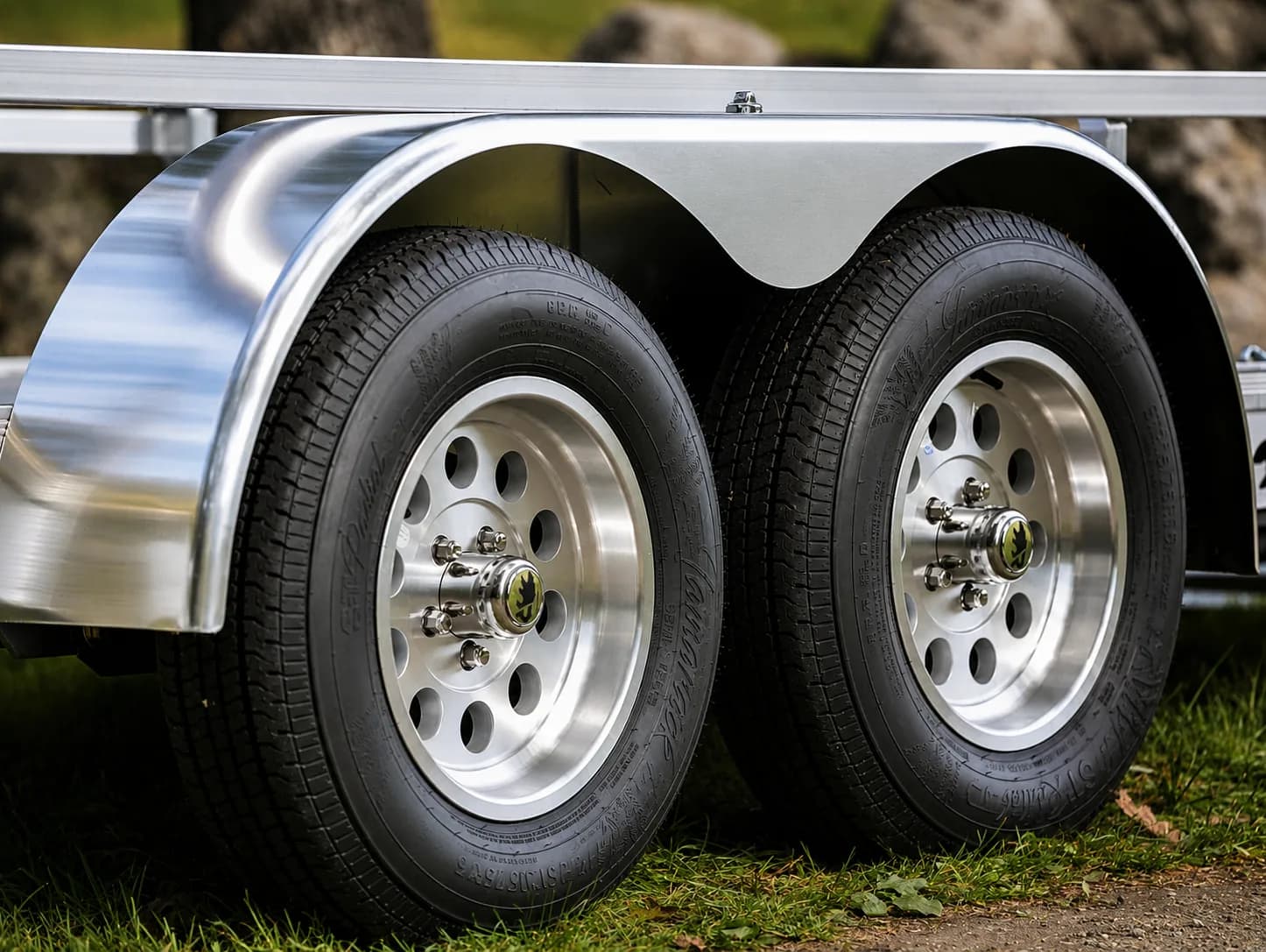 Tandem 15-inch aluminum mod wheels under a one-piece aluminum fender on a Rugged trailer